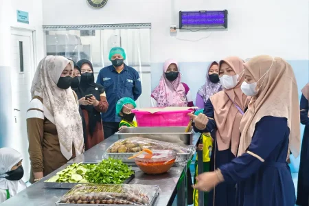 Peringati Sumpah Pemuda, SPPG Lamongan Ajak Anak Penerima MBG Tur Dapur dan Lomba Mewarnai Foto BeritaJatim.com